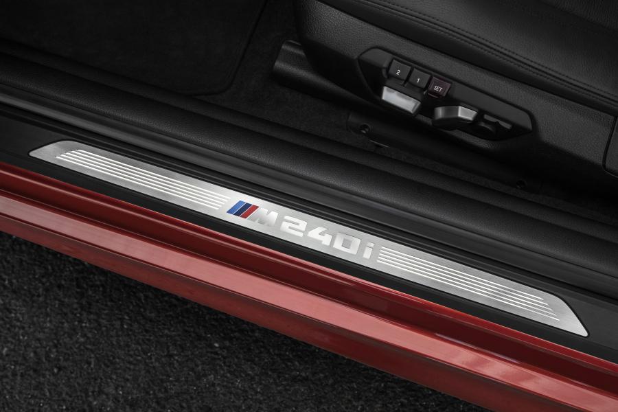 Детали интерьера BMW M240i xDrive Coupe 2017 года  (WW) (фото 42 из 116)